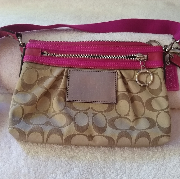 Coach Poppy signature crossbody bag. - Picture 1 of 7